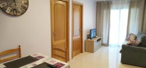 Televízia a/alebo spoločenská miestnosť v ubytovaní Los Locos Beach Apartments