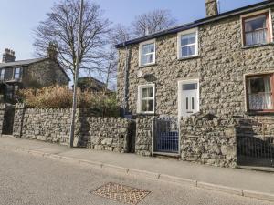 a stone house with a stone retaining wall at Manod View in Blaenau-Ffestiniog