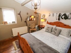 Un dormitorio con una cama grande y una ventana en Mary Rose Cottage, en Castleisland