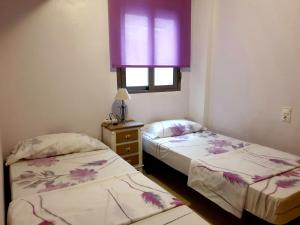 Posteľ alebo postele v izbe v ubytovaní Los Locos Beach Apartments