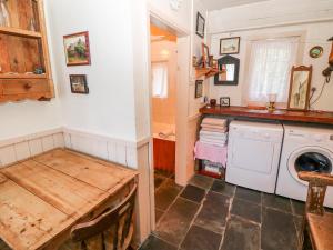 Кухня или кухненски бокс в Mary Rose Cottage