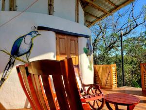 krzesło i obraz ptaka na ścianie w obiekcie The Jungle w mieście Mérida