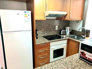 Kuchyňa alebo kuchynka v ubytovaní Los Locos Beach Apartments + 10 fotografií