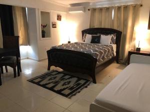 um quarto com uma cama, uma cadeira e uma mesa em Hotel Boutique Simona em La Romana