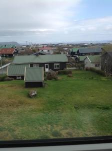 - une vue depuis la fenêtre d'une cour avec des maisons dans l'établissement The Nordic Retreat - Guesthouse - Near Park - Central, à Tórshavn 28 autres photos