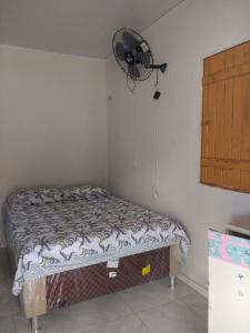 - une chambre avec un lit et un ventilateur mural dans l'établissement Suítes Dora Tenor, à Barra Grande 9 autres photos