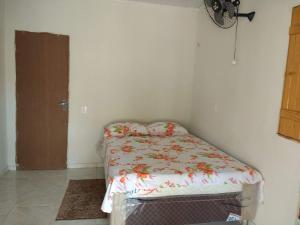 a small bedroom with a bed in a room at Suítes Dora Tenor in Barra Grande