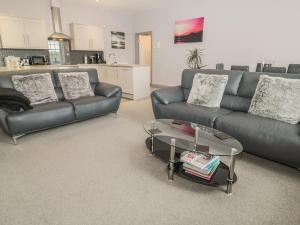 Sala de estar con 2 sofás y mesa de centro en The Sea Chest en Alnwick