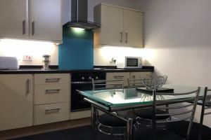 una cucina con tavolo e sedie di 1 Catherines City Cottage a Perth