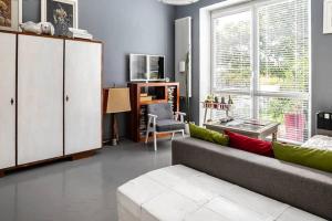 un soggiorno con divano e sedia di Beautiful Apartment a Varsavia