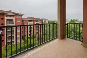 balcón con vistas a algunos edificios en Canna da zucchero en Verona