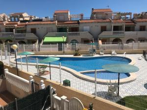 Bazén v ubytovaní Casa Pura Vida Guardamar del Segura alebo v jeho blízkosti