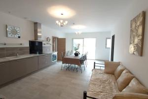een keuken en woonkamer met een bank en een tafel bij Les Prairies de l'Encrême in Céreste +22 foto's
