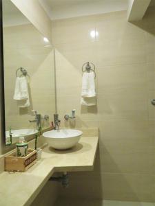 W łazience znajduje się umywalka i lustro. w obiekcie SAN JACINTO HOSTEL w mieście Cartagena de Indias