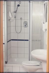 y baño con ducha, aseo y lavamanos. en Hotel in en Amberg