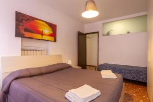 ein Schlafzimmer mit einem Bett und einem Wandgemälde in der Unterkunft Ai tre Archi apartment in Venedig