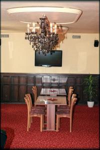 uma sala de jantar com uma mesa e cadeiras e um lustre em Hotel in em Amberg