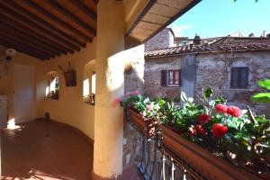 einen Balkon eines Gebäudes mit Blumen darauf in der Unterkunft LA TORRETTA in Campiglia Marittima