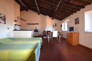 a room with a bed and a table and chairs at LA TORRETTA in Campiglia Marittima