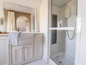 A bathroom at Mickle Trafford Manor