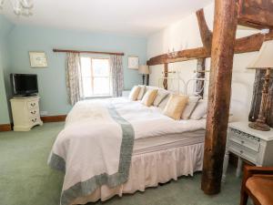 A bed or beds in a room at Mickle Trafford Manor