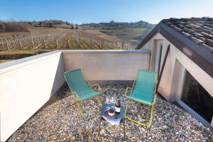 Balkón nebo terasa v ubytování ROSTAGNI 1834 apt with pool in the Barolo region