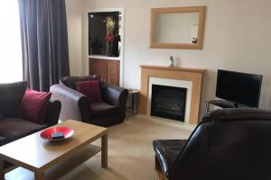 ein Wohnzimmer mit Couch und Kamin in der Unterkunft 2 Catherines City Cottage in Perth