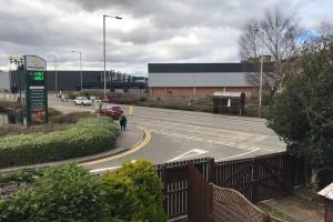 Ein Mann, der vor einem Gebäude auf einer Straße läuft. in der Unterkunft 2 Catherines City Cottage in Perth