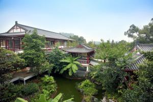 eine Luftansicht eines Hauses mit einem Fluss in der Unterkunft Guilin Zizhou Panorama Resort in Guilin