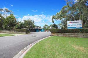 ウォンサッギにあるWonthaggi Park Lane Holiday Parkの道路脇の看板のある家