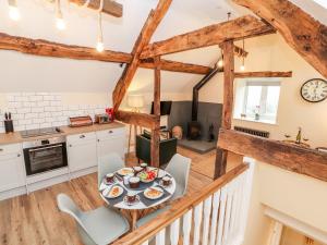 a kitchen and dining room with a table and chairs at Stabl, Plas Moelfre Hall Barns in Oswestry