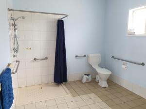 Un baño con ducha y WC. en Marion Bay Holiday Villas, en Marion Bay 8 fotos más