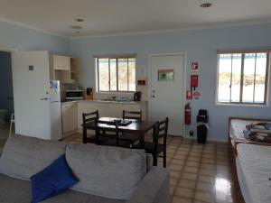una sala de estar con un sofá y una mesa en Marion Bay Holiday Villas, en Marion Bay