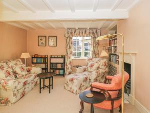 a living room with a couch and a chair at 23 Clifford Chambers in Stratford-upon-Avon