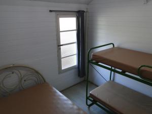 a room with two bunk beds and a window at Céu Azul Casa de Praia in São Sebastião