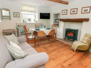 ein Wohnzimmer mit einem Tisch und einem Kamin in der Unterkunft 4 Castle View in Barnoldswick