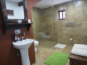 Koupelna v ubytování ITCHIMBIA GARDEN con la mejor vista de Quito y SPA + 34 fotografií