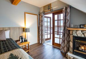 Postel nebo postele na pokoji v ubytování Glacier House Hotel & Resort