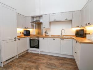 Η κουζίνα ή μικρή κουζίνα στο Lakeside Village Lodges & The Potting Shed +19 φωτογραφίες