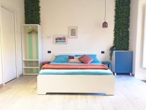 ein Schlafzimmer mit einem großen Bett in einem Zimmer in der Unterkunft AJ Lux Apartments in Catania