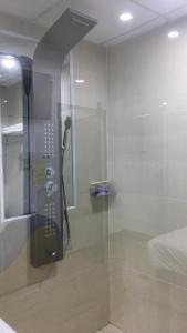 una doccia con una porta in vetro in un bagno di Hotel MAI TUAN Phạm Hùng a Ấp Trường Huê
