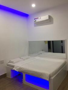 una stanza con due letti con uno specchio e un condizionatore di Hotel MAI TUAN Phạm Hùng a Ấp Trường Huê Altre 8 foto