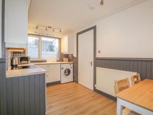 a kitchen with a washer and dryer in a room at The Neuk in Elgin +13 photos