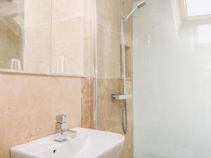 Ένα μπάνιο στο Spring Bank Cottage +28 φωτογραφίες