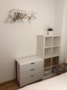 um quarto com uma cómoda branca e uma prateleira em EL RINCÓN de LOLI - Lic UAT607 em Pamplona