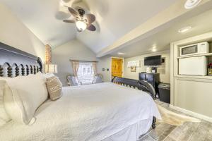 - une chambre avec un lit blanc et un ventilateur de plafond dans l'établissement The Cabin @ Durst Haus, à Fredericksburg