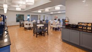 a large dining room with tables and chairs at Best Western Crater Lake Highway White City/Medford in White City