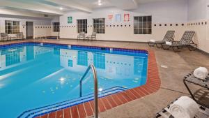 una gran piscina en una habitación de hotel en Best Western Crater Lake Highway White City/Medford, en White City