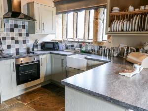 A kitchen or kitchenette at Monks Cottage