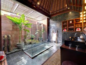 Ванная комната в Majapahit Beach Villas by Nakula